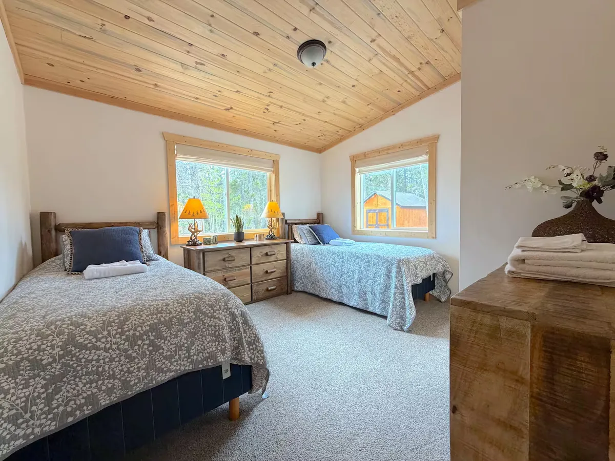 Third bedroom with two twin beds — sleeps families and groups up to 6 at Foxtail Stay